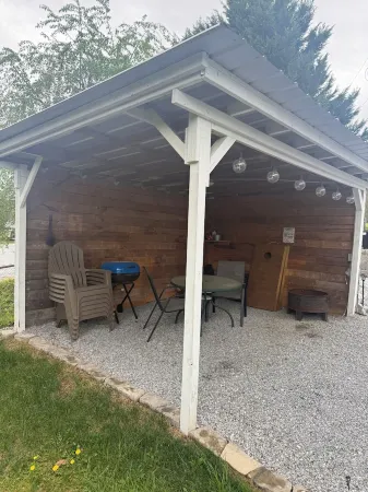 Country Gem - completely private home with large outdoor space.