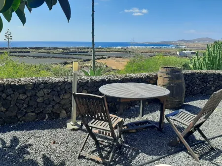 Volcanic lava stone house short walk to the beach,  sea and mountain views Отели рядом с достопримечательностью «Monte Corona»