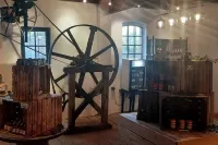 Ehemalige Bibliothek: Küche Kamin Netflix Hofladen