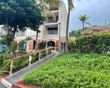 Fairwinds & Following Seas Waterfront Studio • Marina + Sapphire Beach Hoteles en Santo Tomás