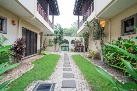 Amazing 3Br/3.5 BA Condo, 200m from Playa Grande, Shared Pool, Private Parking