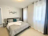 Stylish 3 Bdrm house- king bed, Netflix, parking Hotels near Baby Charlotte