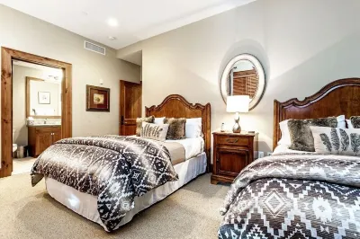 Luxury DIRECT condo to ski slope access! The BEST Ski in/out Hummingbird Lodge