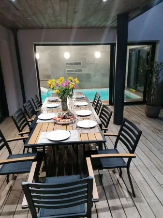 Villa Kerdelan Indoor Pool Отели в г. Бадан