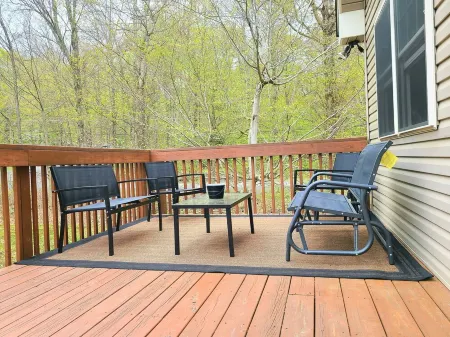 Game Room, Fire Pit, Close to Hiking& Skiing, Quiet St., Fall in the Mountains