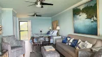 Ocean View Retreat.. Walk to Sapphire Beach!