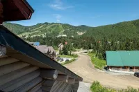 Ski village penthouse w/ hot tub & sauna, Hemlock Valley
