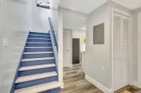 Marina Breeze! Charming 4-bedroom  in delightful West Palm Beach with AC, WiFi