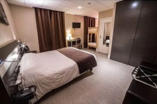 Logis hôtel-Restaurant Des Bourbons et Brasserie Pub 47