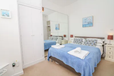 Oceans Side Hoteles cerca de St Nicholas Chapel