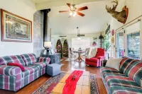 'the Treehouse' in Cherokee Village: Deck & Views - Homestays