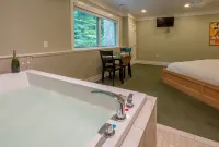 Pigeon Creek Inn - Adults Only - Hot Tub