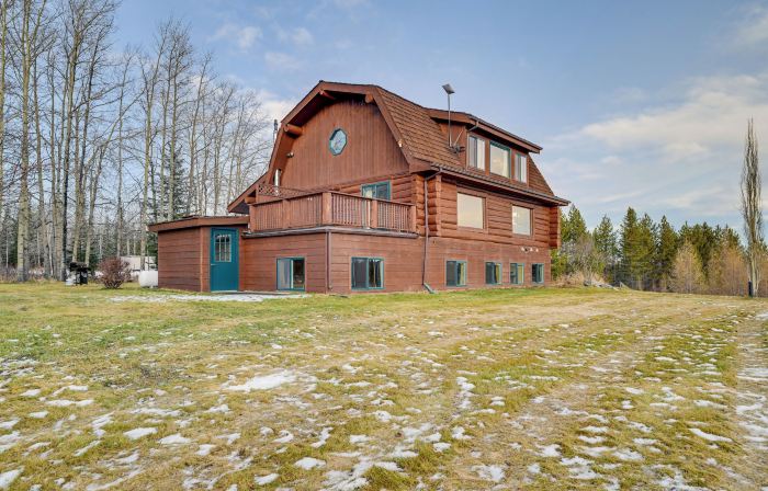 < 1 Mi to Kenai River: Spacious Cabin w/ Deck!