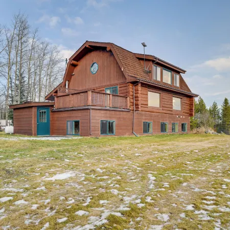 < 1 Mi to Kenai River: Spacious Cabin w/ Deck!