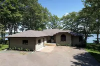 Cheif Lake Lodge 4 Bedroom Home by RedAwning - parking
