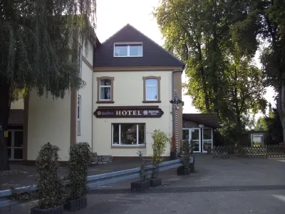 Hotel Zum Grunewald Hotels near Kirschblütenallee Dinslaken