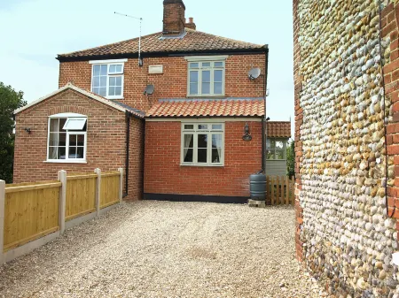 Beaconsfield Cottage Отели в г. Melton Constable