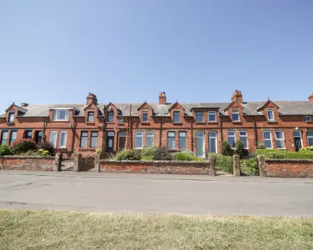 Pow-Wow Shore Cottage Hotels in Annan