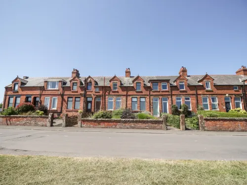 Pow-Wow Shore Cottage Hotels in Annan