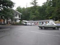 Brookside Motel & Cabins - Parkplatz