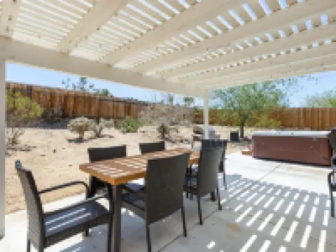 寧靜沙灘 - 熱水浴缸、燒烤和火坑！3卧室住宅 by RedAwning 約書亞樹村酒店