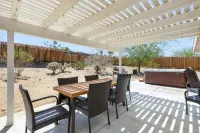 Serenity Sands - Hot Tub, BBQ and Fire Pit! 3 Bedroom Home by RedAwning Hotel a Joshua Tree