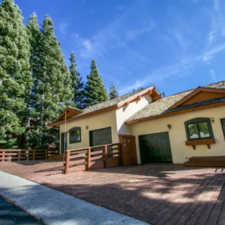 Bridges Townhome 7 Gorgeous Mountain Views, Private Jacuzzi, Steps to Eagle Lodge by RedAwning
