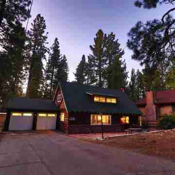 Starry Nights Lodge - Hot tub, Game Room, Walk to the Marina, Dogs Ok Hotel Exterior