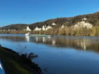 Quiet two-bedroom house on the banks of the Seine with parking space. Outdoor terrace Hotel a Cleon