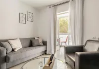 Central & Calm Oasis, Fast Fiber WiFi, Free Parking, Free Netflix, 6 Guests