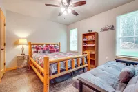 Mins to Woodruff Lakes: Pet-Friendly Cabin! - WiFi
