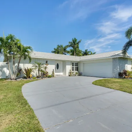 Hot Tub, Pool and Putting Green Cape Coral Oasis!