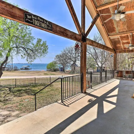 Charming Burnet Cottage w/ Lake View + Porch!