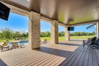 Stunning Ranch Villa Private Pool and Hot Tub! - Parkplatz