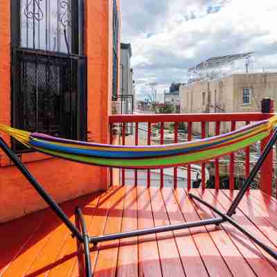Charming 2-bedroom Brownstone with Bar and Balcony in enchanting Brooklyn Others
