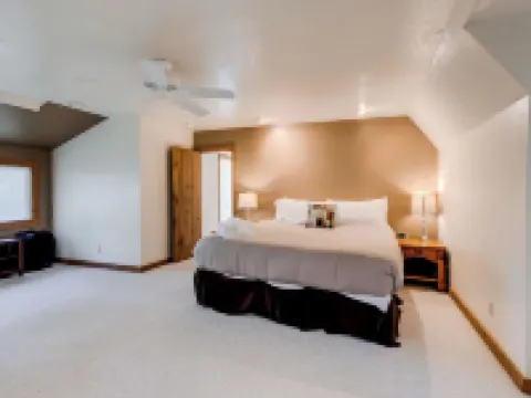 Stunning large Cabin with Hot tub, AC, Pool table, fenced yard 卡馳納山莊酒店