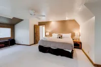 Stunning large Cabin with Hot tub, AC, Pool table, fenced yard