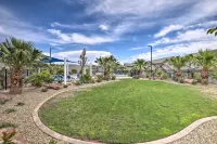 Washington Townhome w/ Patio + Resort Perks! - parking