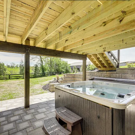 Dry Ridge Farmhouse w/ Hot Tub + Game Room!