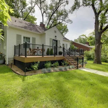 Bloomington Bungalow- Steps to Campus!