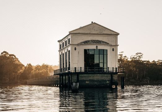 펌프하우스 포인트의 호수 위 독특한 건물 전경
