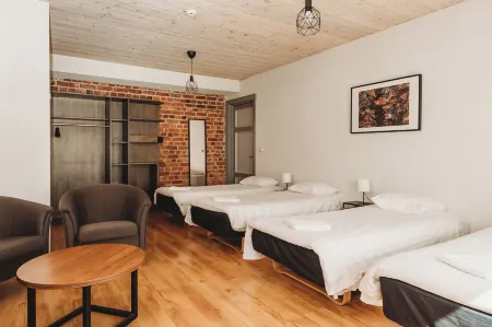 Fat Margaret's Hostel Отели рядом с достопримечательностью «Passenger Terminal D»