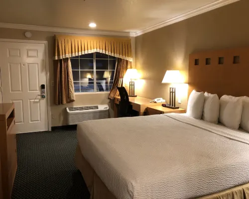 波因特湖旅館 萊克縣酒店