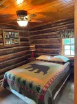 PET FRIENDLY Adirondacks Log Cabin! Lake George, Saratoga, SPAC, Sacandaga
