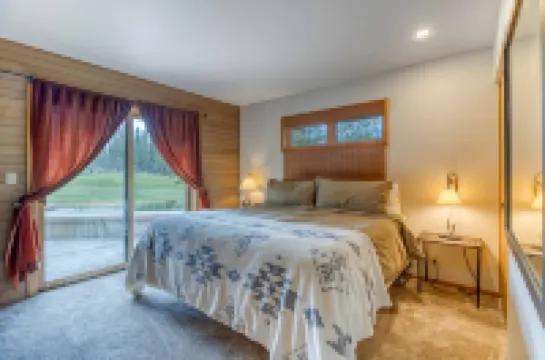 Spacious Retreat with Hot Tub and Golf Course Views - Charming Haven