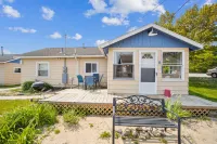Spacious Cabin with Lake View and Grilling Area - Charming Getaway Hôtels à : Greenbush Township