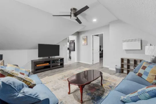 Charming 1-bedroom  Hideout in  Belleville with WiFi, AC