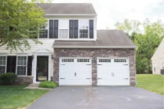 Come Relax in our Peaceful 3 Bedroom Twinhome just 3 miles from Beach! فنادق في 