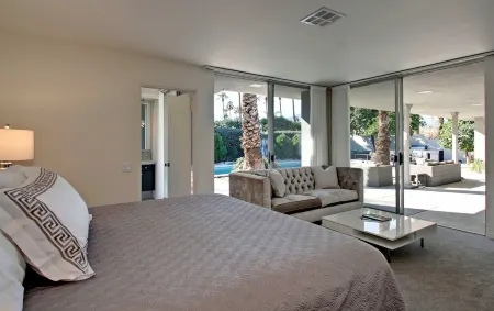 25% Off Dec/Jan!! Sunny Mid-C Modern Beauty! Stunning Pool, Spa, Mountain Views! Отели рядом с достопримечательностью «Индиан-Уэллс Теннис Гарден»