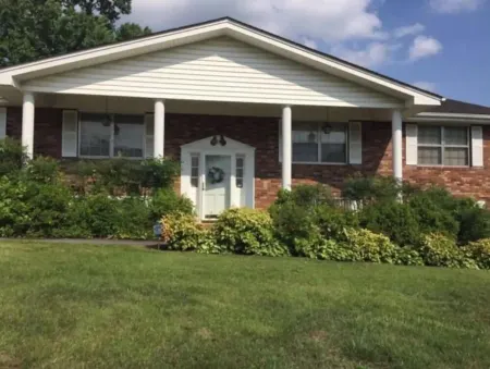 Cozy Rosecrest Suite, 1 min to I-75, full kitchen, sleeps 4, Safe area